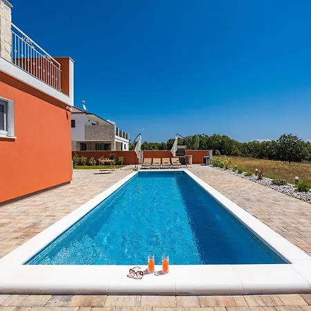 Vila Enchanting With Pool In *